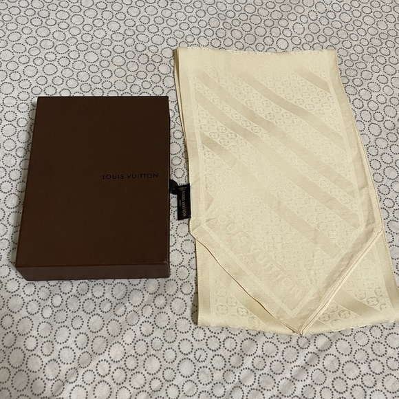 Louis Vuitton Elegant Cream Scarf - Picture 7 of 7